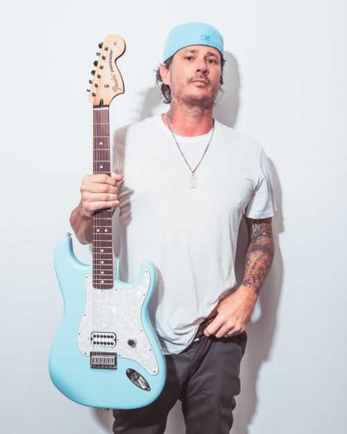 Fender Tom Delonge Of Blink Release Limited Edition Signature Stratocaster Accessories