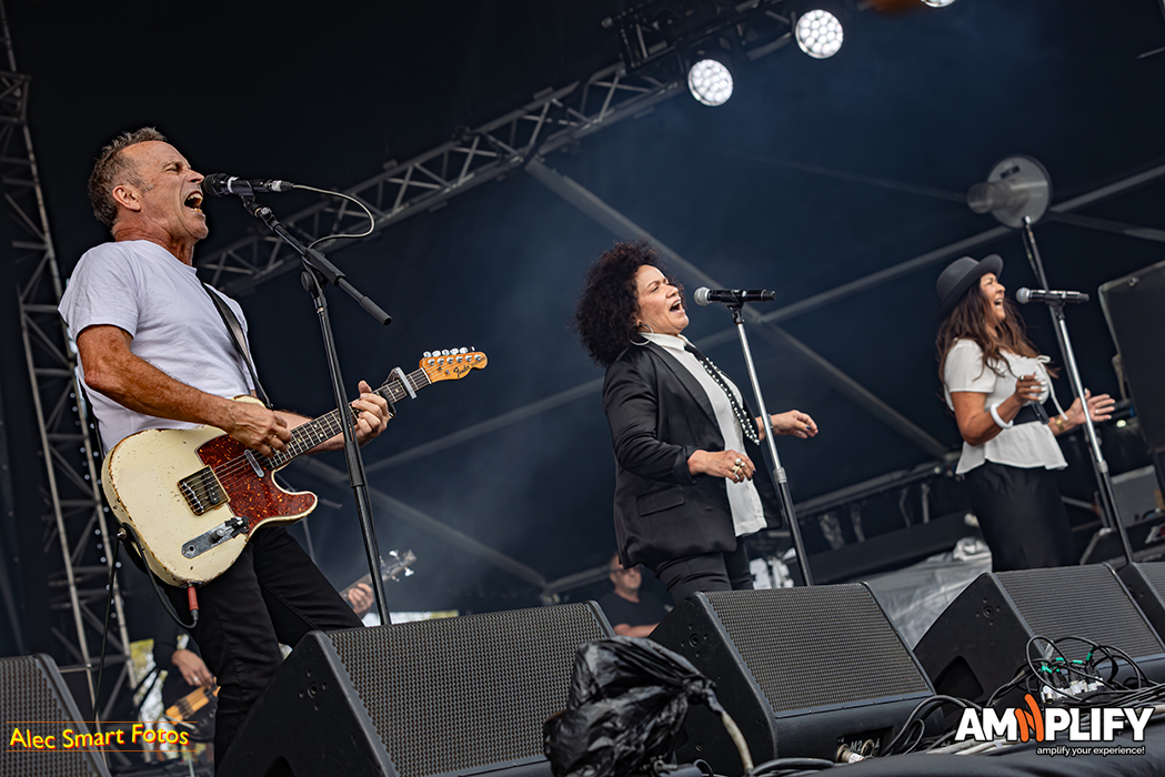 Mark Seymour, Vika & Linda
